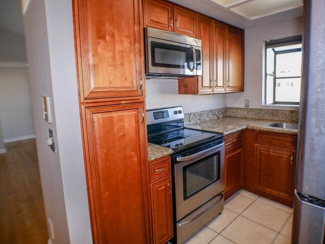 Building Photo - Charming 2 bed/2 bath second level condo with washer/dryer & assigned parking