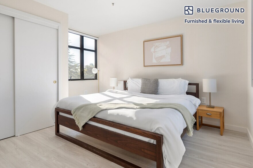 Building Photo - 1698 University Ave