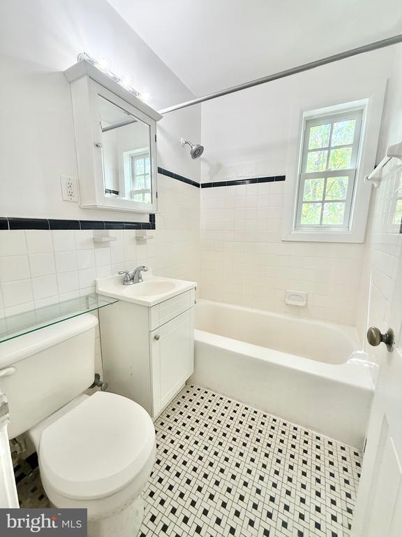 Building Photo - 1706 W Abingdon Dr