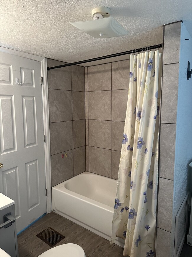Building Photo - Completely remodeled 2 bedroom, 1.5 bath H...