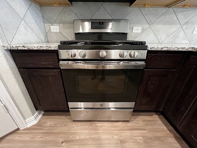Building Photo - Spacious Single-Story Duplex with Upgraded Kitchen Appliances
