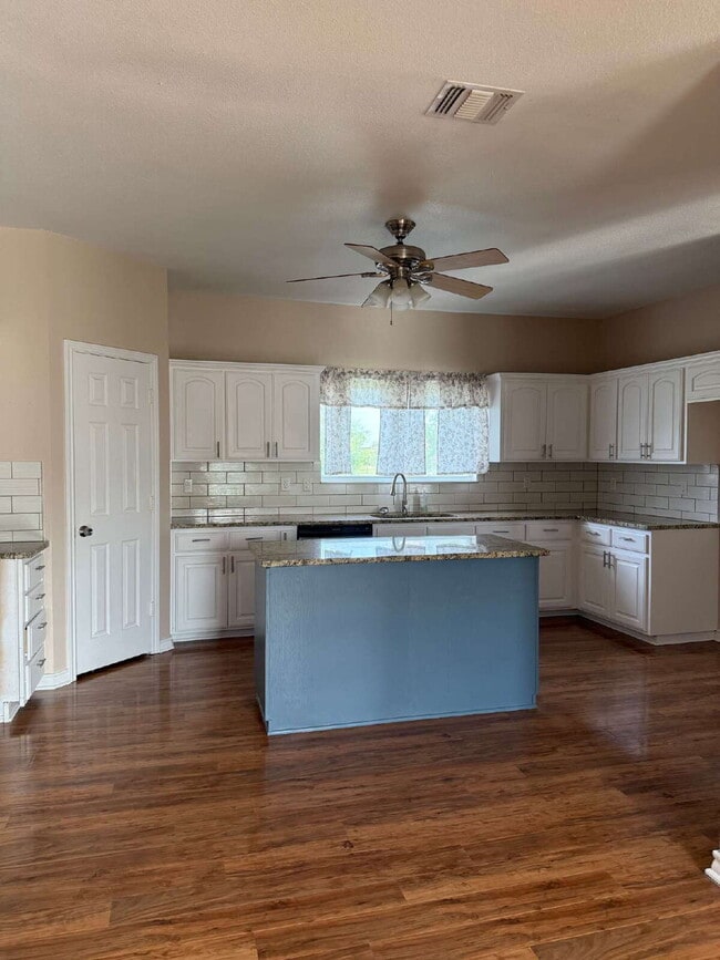 Building Photo - 455 Country Trail