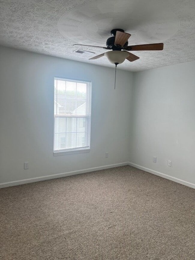 Building Photo - Spacious 2-Bedroom Townhouse with Garage