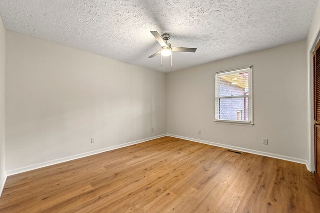 Building Photo - 131 McWhirter Pl