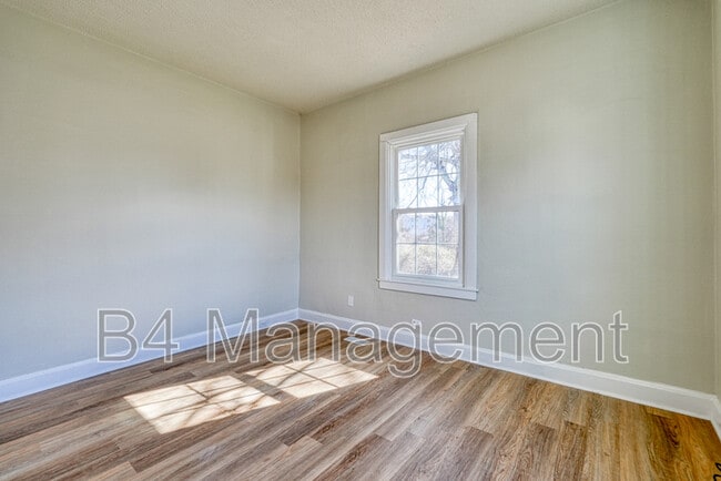 Building Photo - 555 W Peachtree St