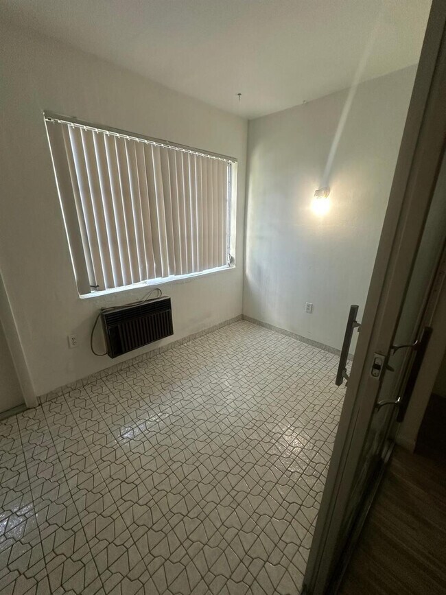 Building Photo - 251 NE 187th St