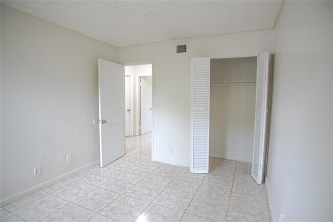 Building Photo - 4295 NW 114th Terrace