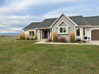 Building Photo - Beautiful 3-Bedroom Home with Modern Upgra...