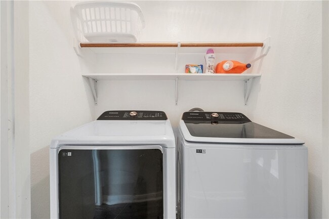 Building Photo - 2919 McLaren Dr