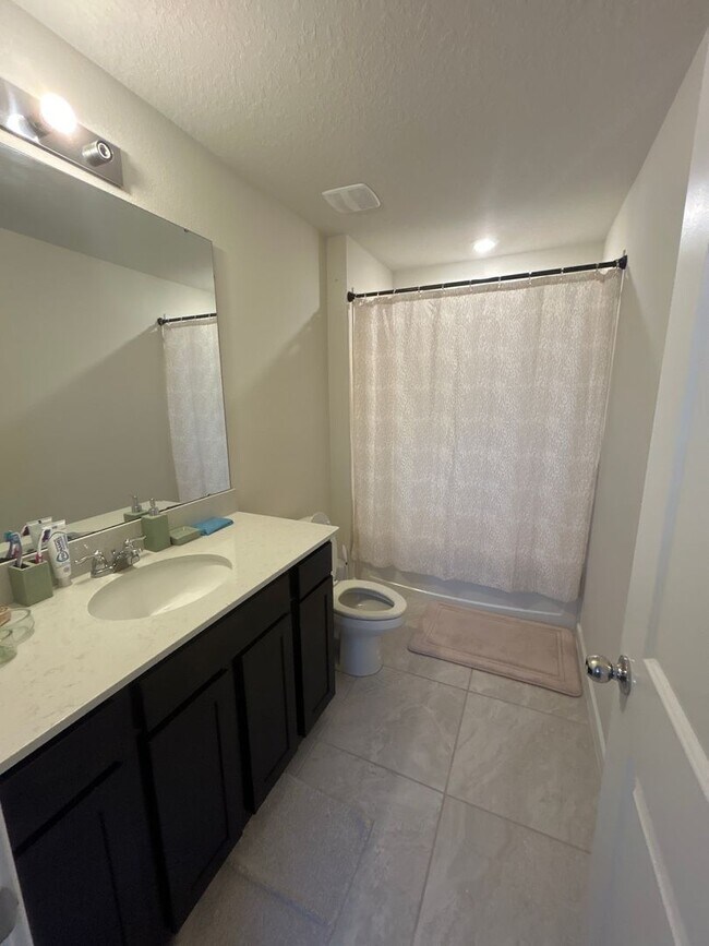 Building Photo - Beautiful and spacious 5/3 Kissimmee