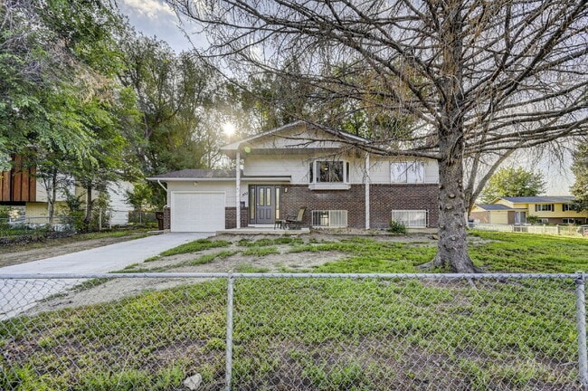 Building Photo - Charming 4-Bed Home with Bonus Room, Firep...