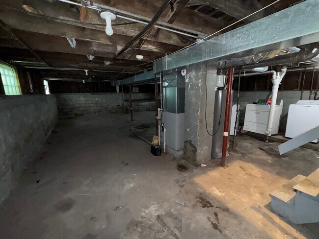 Building Photo - 605 Forsythe Ave