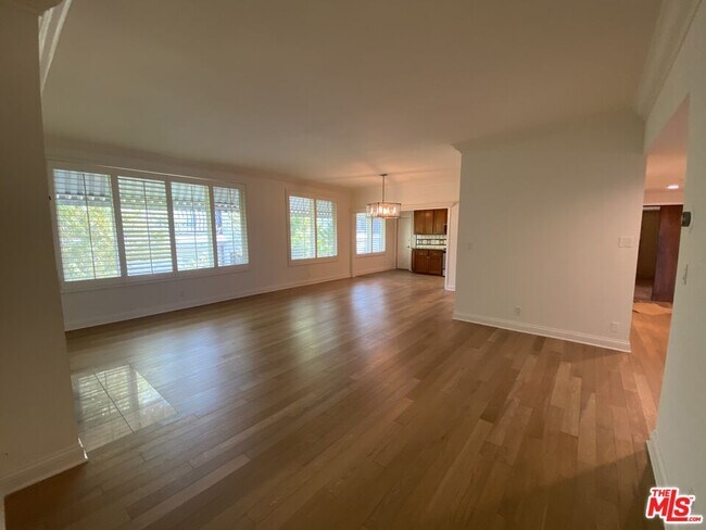 Building Photo - 125 S Elm Dr