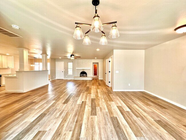 Building Photo - 4 Bed Spacious Midwest city House