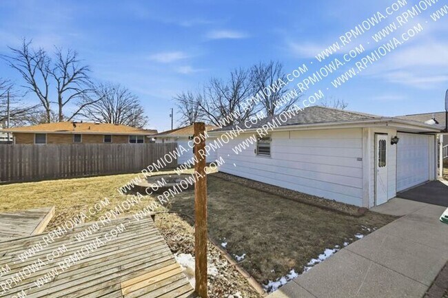 Building Photo - 402 S Clark Ave