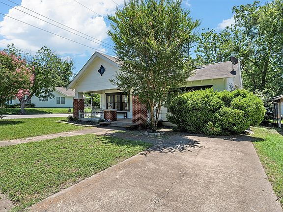 Building Photo - Charming 1924 Corner-Lot Home with Original Character and Modern Comforts