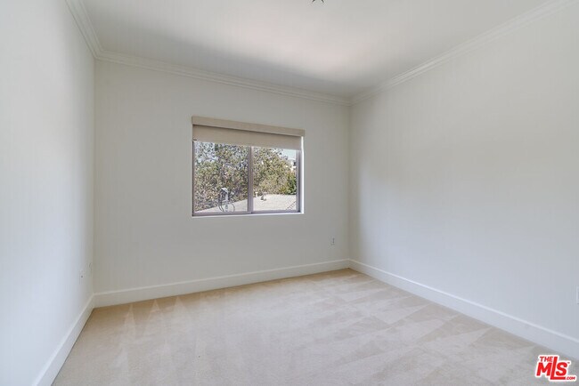 Building Photo - 1409 Armacost Ave