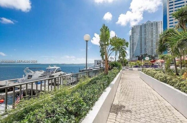 Building Photo - 801 Brickell Bay Dr