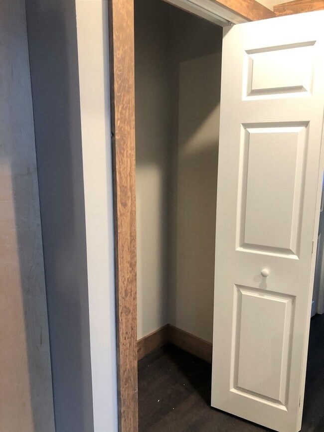 Building Photo - 350 US-7