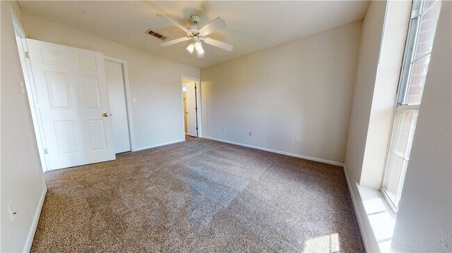 Building Photo - 1509 Hollow Hill Dr