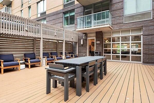 Building Photo - 260 W 26th St