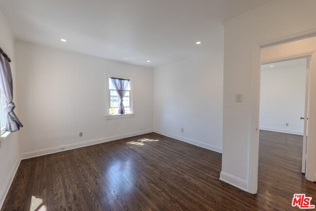 Building Photo - 1067 S Sycamore Ave