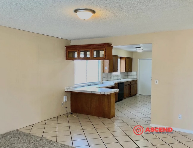 Building Photo - Lovely Home in Northeast Bakersfield!