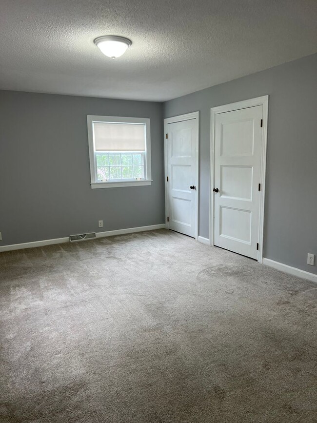 Building Photo - Single Family Home on almost an acre, 4 be...
