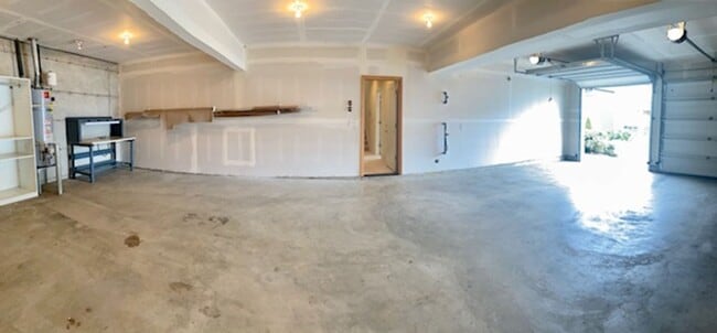 Building Photo - Beautifully Renovated 4 bedroom Home with attached 4 car garage!