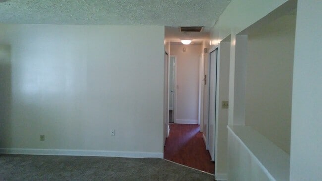 Building Photo - MASON,OHIO - 3 BED, 1  BATH, FAMILY ROOM  $1600  1st month rent free