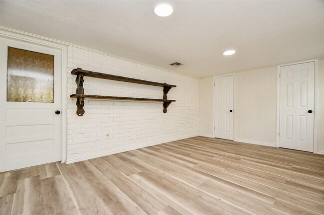 Building Photo - 162 Bluebonnet St