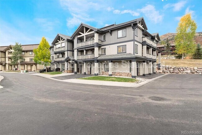 Building Photo - 3305 Columbine Dr