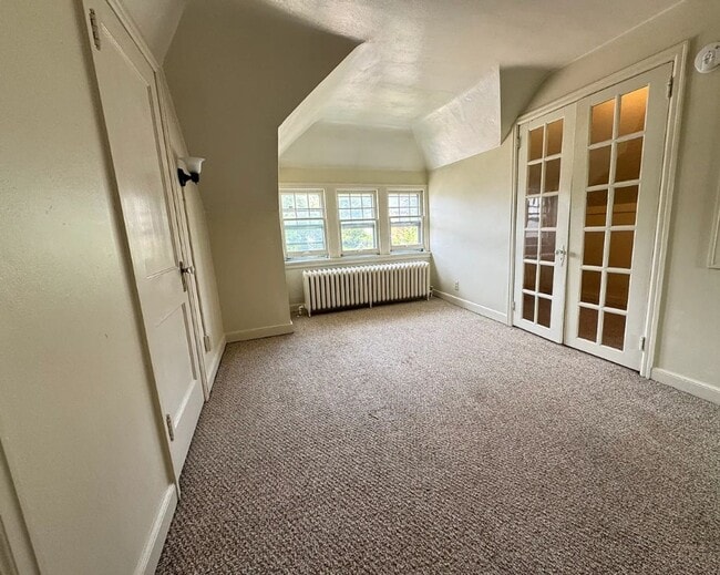 Building Photo - 1804 E 4th St