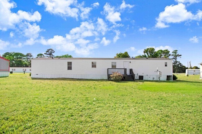 Building Photo - Newly Renovated! 3 Bedroom | 2 Bathroom Mo...