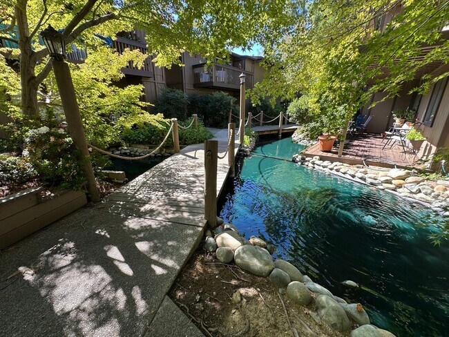 Building Photo - Cute and Cozy 1 Bedroom Condo in Gated Tim...