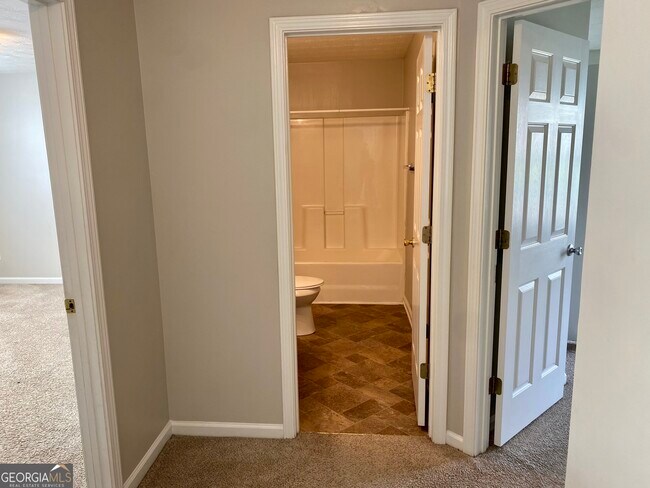 Building Photo - 456 Parkside Way