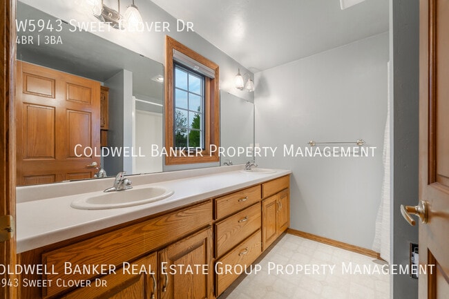Building Photo - W5943 Sweet Clover Dr