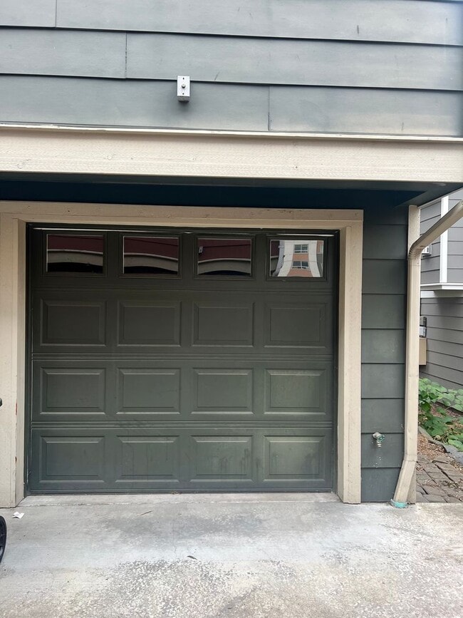 Building Photo - Available 1/1! Cozy townhouse in the Mt Ba...