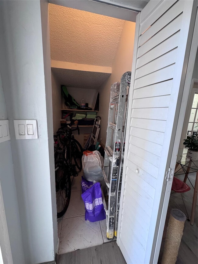 Building Photo - 1417 Avon Ln