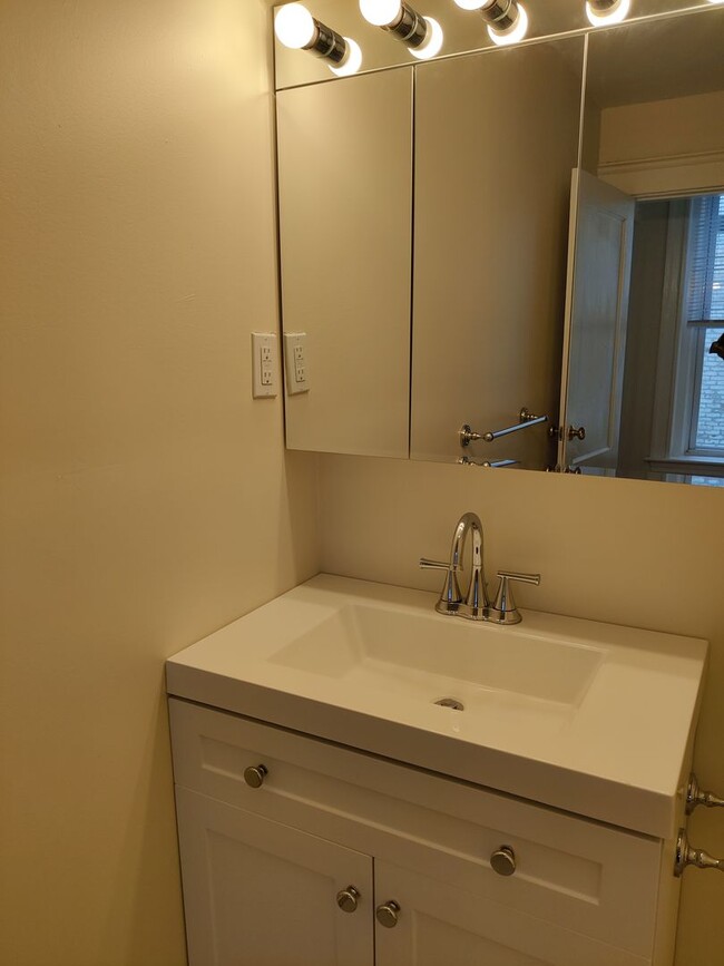 Building Photo - Large Renovated Unit in Allston. 3 bed. 2 ...