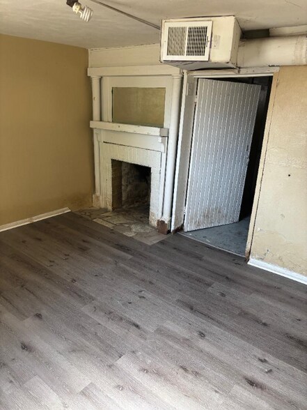 Building Photo - 242 E Siebenthaler Ave