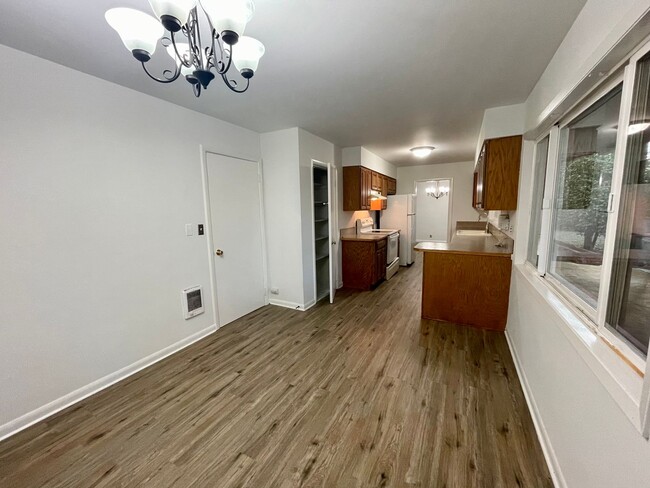 Building Photo - Classic 3 Bedroom 1.5 Bathroom Ranch House in Beaverton!! Great Yard! Cedar Hills~Cedar Mill Nort...