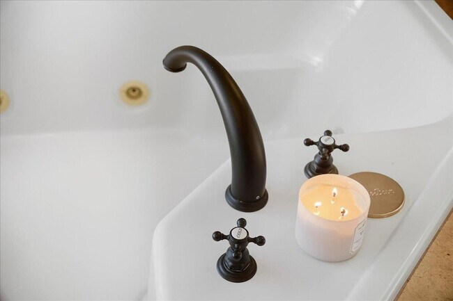 Building Photo - 1909 E Coral Tree Dr