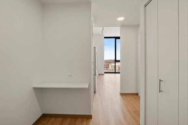 Building Photo - 507 S Damen Ave