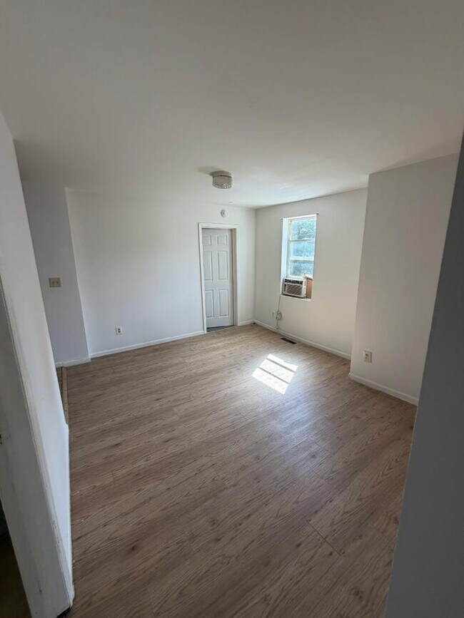 Building Photo - 142 Lark St