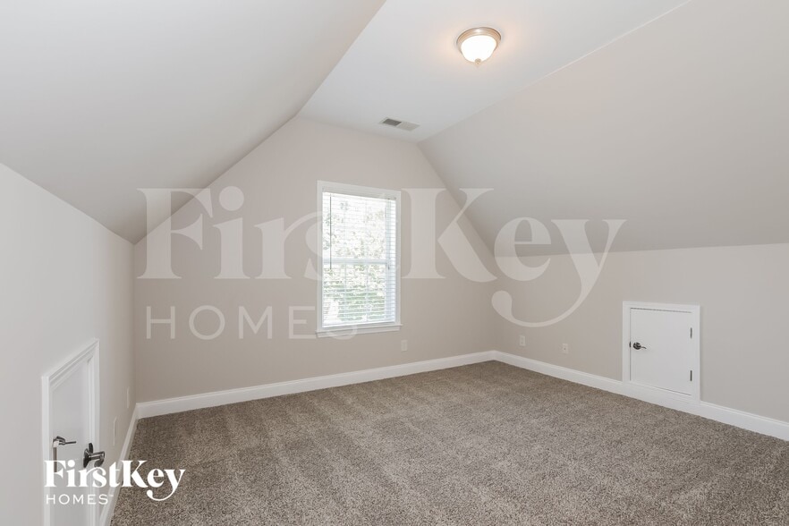 Building Photo - 495 Roland Manor Dr