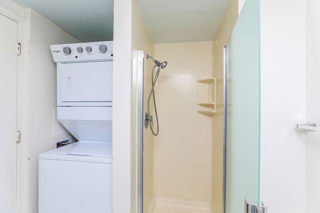 Building Photo - Aloha Towers - 2 bedroom, 2 bath corner unit with 1 covered parking stall