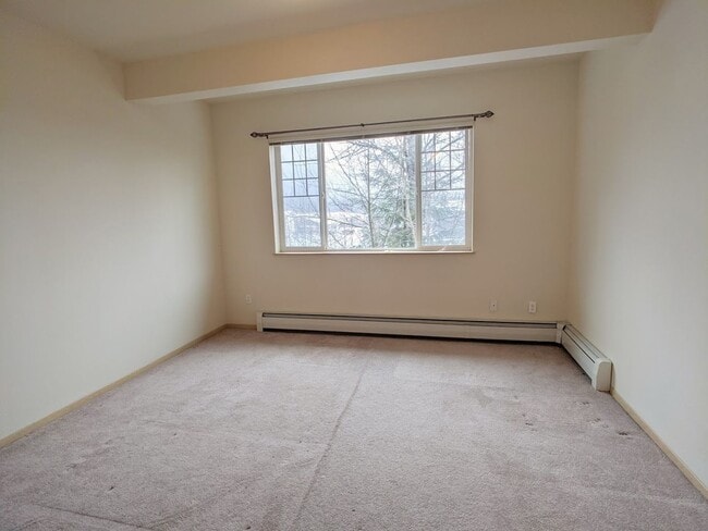 Building Photo - Townhouse, 2BD/1.5BA Condo, Radiant Heat F...