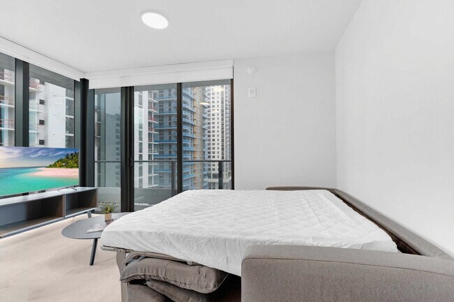 Building Photo - 501 NE 1st Ave