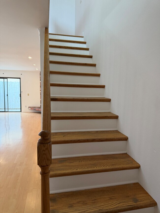 Building Photo - 557 E Tujunga Ave